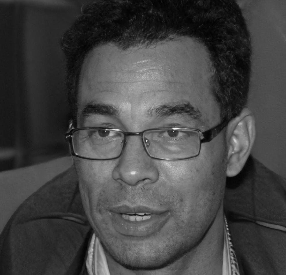 Retrato profesional de Aitor Mendieta, asesor financiero